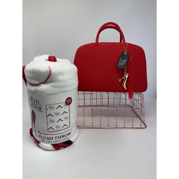 The Devil Wears PRADA Popcorn Purse Bucket With Charms & Blanket Set New